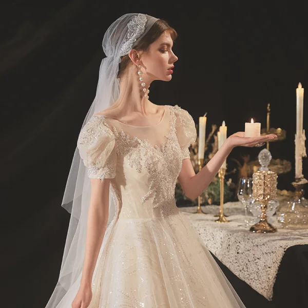 Style Victorien Champagne La Mariée Robe De Mariée 2020 Robe Boule Transparentes Encolure Dégagée Gonflée Manches Courtes Dos Nu Perlage Paillettes Chapel Train Volants