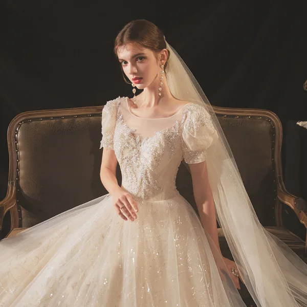 Style Victorien Champagne La Mariée Robe De Mariée 2020 Robe Boule Transparentes Encolure Dégagée Gonflée Manches Courtes Dos Nu Perlage Paillettes Chapel Train Volants