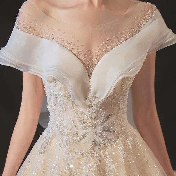Chic / Belle Champagne La Mariée Robe De Mariée 2020 Robe Boule Transparentes Encolure Dégagée Manches Courtes Dos Nu Appliques En Dentelle Paillettes Perlage Cristal Chapel Train Volants