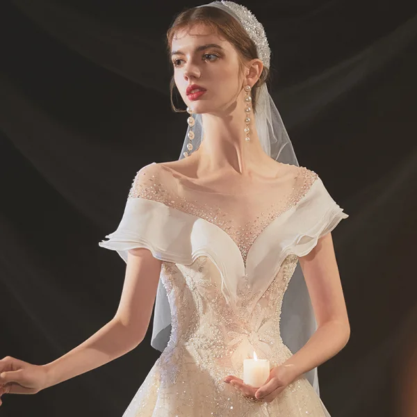 Chic / Belle Champagne La Mariée Robe De Mariée 2020 Robe Boule Transparentes Encolure Dégagée Manches Courtes Dos Nu Appliques En Dentelle Paillettes Perlage Cristal Chapel Train Volants