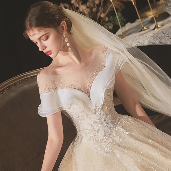 Chic / Belle Champagne La Mariée Robe De Mariée 2020 Robe Boule Transparentes Encolure Dégagée Manches Courtes Dos Nu Appliques En Dentelle Paillettes Perlage Cristal Chapel Train Volants