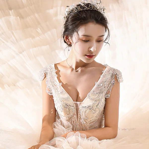 Étourdissant Champagne La Mariée Robe De Mariée 2020 Robe Boule Transparentes Col v profond Détachable Sans Manches Dos Nu Appliques Paillettes Perlage Royal Train Volants en Cascade
