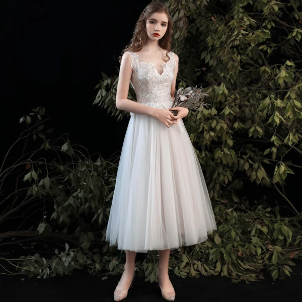 Eleganta Champagne Stranden Bröllopsklänningar 2020 Prinsessa V-Hals Ärmlös Halterneck Appliqués Spets Te-längd