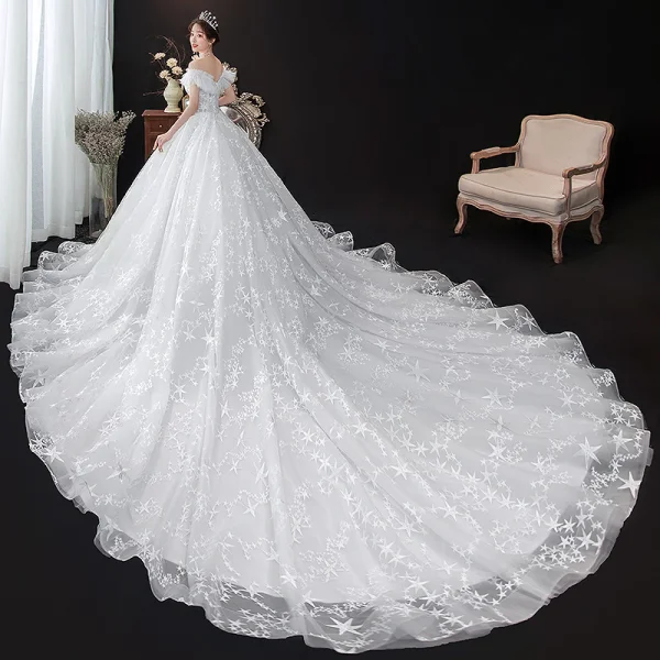 Schöne Weiß Hochzeits Brautkleider / Hochzeitskleider 2020 Ballkleid Off Shoulder Kurze Ärmel Star Rückenfreies Applikationen Spitze Perlenstickerei Kathedrale Schleppe Rüschen