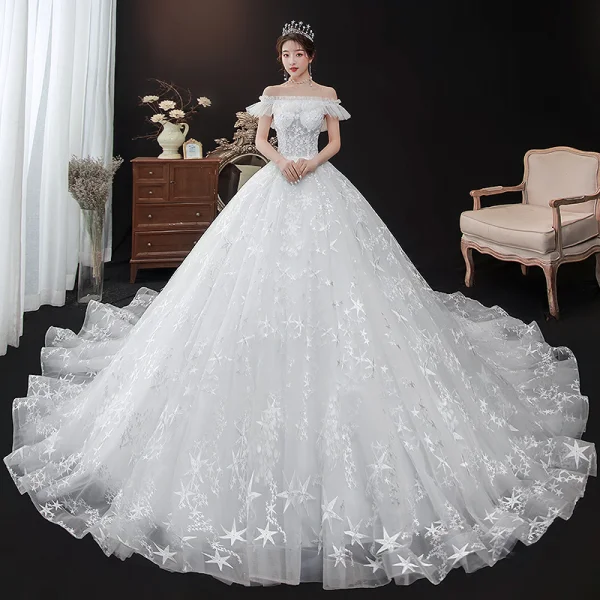Schöne Weiß Hochzeits Brautkleider / Hochzeitskleider 2020 Ballkleid Off Shoulder Kurze Ärmel Star Rückenfreies Applikationen Spitze Perlenstickerei Kathedrale Schleppe Rüschen
