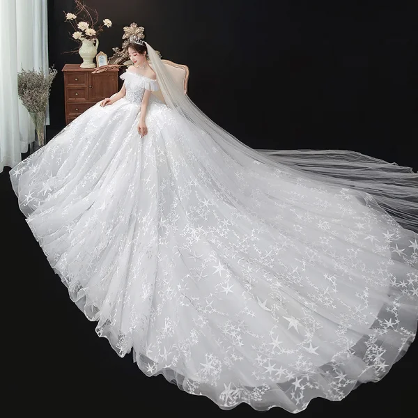 Schöne Weiß Hochzeits Brautkleider / Hochzeitskleider 2020 Ballkleid Off Shoulder Kurze Ärmel Star Rückenfreies Applikationen Spitze Perlenstickerei Kathedrale Schleppe Rüschen