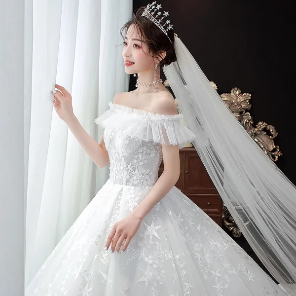 Schöne Weiß Hochzeits Brautkleider / Hochzeitskleider 2020 Ballkleid Off Shoulder Kurze Ärmel Star Rückenfreies Applikationen Spitze Perlenstickerei Kathedrale Schleppe Rüschen