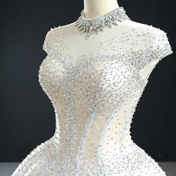 Luxus / Herrlich Weiß Hochzeits Brautkleider / Hochzeitskleider 2020 Ballkleid Durchsichtige Stehkragen Ärmellos Rückenfreies Handgefertigt Perlenstickerei Glanz Tülle Kapelle-Schleppe Rüschen