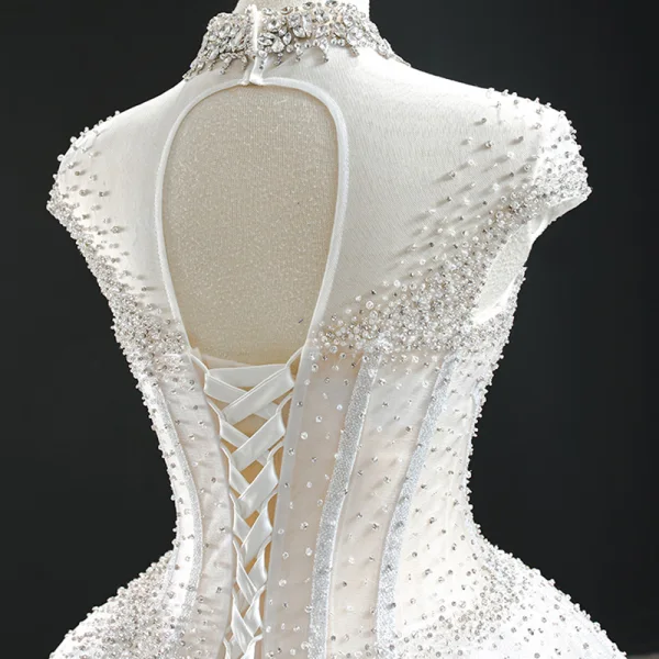 Luxus / Herrlich Weiß Hochzeits Brautkleider / Hochzeitskleider 2020 Ballkleid Durchsichtige Stehkragen Ärmellos Rückenfreies Handgefertigt Perlenstickerei Glanz Tülle Kapelle-Schleppe Rüschen