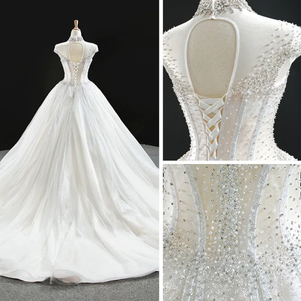 Luxus / Herrlich Weiß Hochzeits Brautkleider / Hochzeitskleider 2020 Ballkleid Durchsichtige Stehkragen Ärmellos Rückenfreies Handgefertigt Perlenstickerei Glanz Tülle Kapelle-Schleppe Rüschen