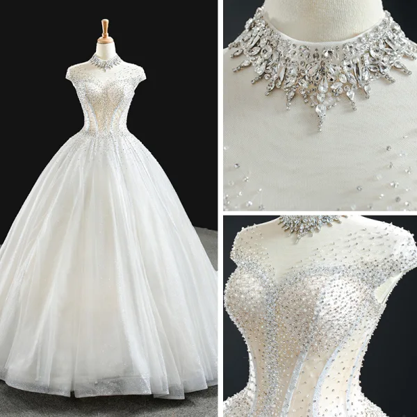 Luxus / Herrlich Weiß Hochzeits Brautkleider / Hochzeitskleider 2020 Ballkleid Durchsichtige Stehkragen Ärmellos Rückenfreies Handgefertigt Perlenstickerei Glanz Tülle Kapelle-Schleppe Rüschen