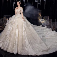 Charmant Champagne Organza La Mariée Robe De Mariée 2020 Robe Boule De l'épaule Manches Courtes Dos Nu Glitter Tulle Cathedral Train Volants