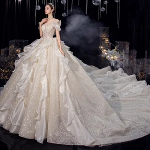 Encantador Champán Organza Boda Vestidos De Novia 2020 Ball Gown Fuera Del Hombro Manga Corta Sin Espalda Glitter Tul Cathedral Train Ruffle