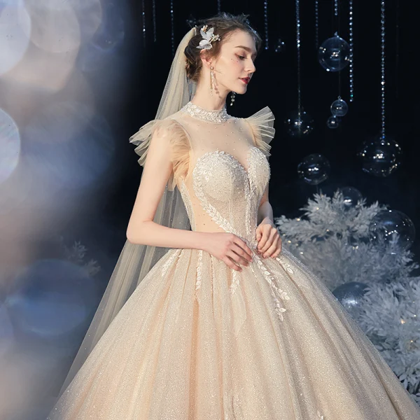 Vintage Champagner Hochzeits Brautkleider / Hochzeitskleider 2020 Ballkleid Durchsichtige Stehkragen Ärmellos Rückenfreies Applikationen Spitze Pailletten Perlenstickerei Glanz Tülle Kapelle-Schleppe Rüschen