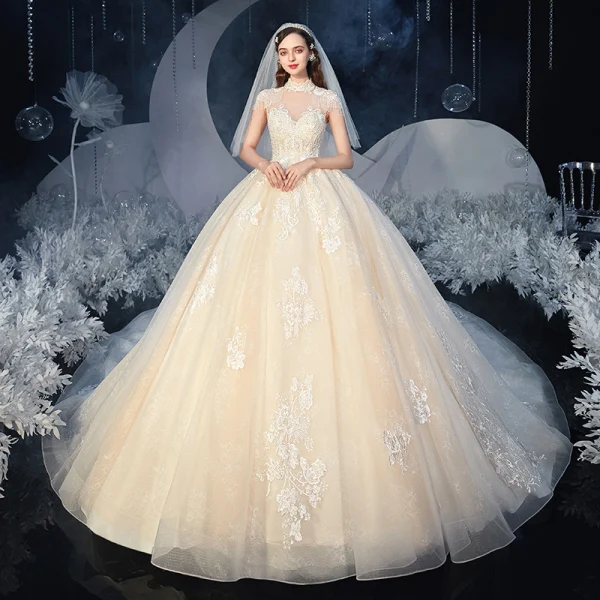 Vintage / Originale Champagne La Mariée Robe De Mariée 2020 Robe Boule Transparentes Col Haut Manches Courtes Dos Nu Appliques En Dentelle Perlage Gland Cathedral Train