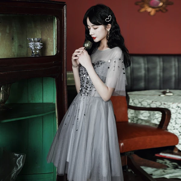 Chic / Belle Gris Robe De Cocktail 2020 Princesse Transparentes Encolure Dégagée Manches Courtes Paillettes Perlage Mi-Longues Volants Dos Nu Robe De Ceremonie