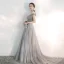 Élégant Gris Robe De Soirée 2020 Princesse De l'épaule Manches Courtes Perlage Tachetée Tulle Train De Balayage Volants Dos Nu Robe De Ceremonie