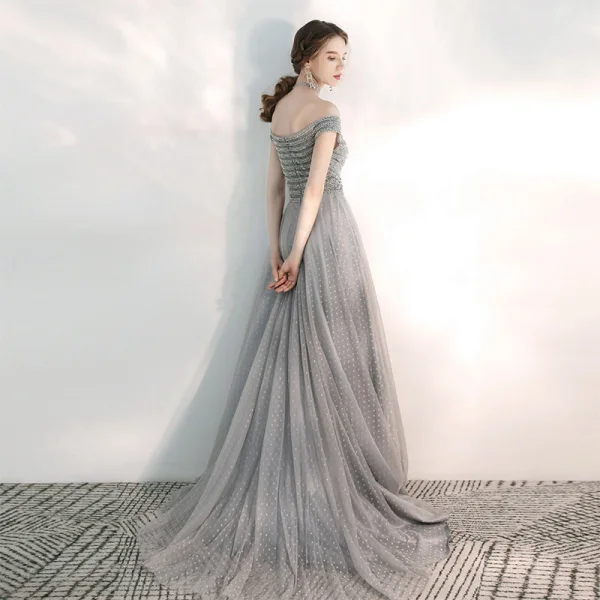 Élégant Gris Robe De Soirée 2020 Princesse De l'épaule Manches Courtes Perlage Tachetée Tulle Train De Balayage Volants Dos Nu Robe De Ceremonie