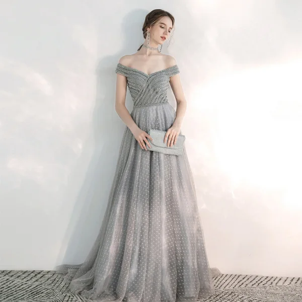 Élégant Gris Robe De Soirée 2020 Princesse De l'épaule Manches Courtes Perlage Tachetée Tulle Train De Balayage Volants Dos Nu Robe De Ceremonie