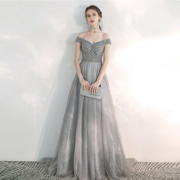 Élégant Gris Robe De Soirée 2020 Princesse De l'épaule Manches Courtes Perlage Tachetée Tulle Train De Balayage Volants Dos Nu Robe De Ceremonie