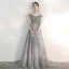 Élégant Gris Robe De Soirée 2020 Princesse De l'épaule Manches Courtes Perlage Tachetée Tulle Train De Balayage Volants Dos Nu Robe De Ceremonie