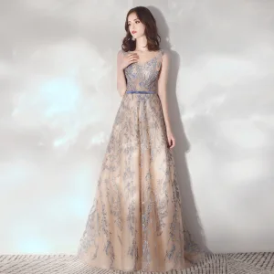 Élégant Champagne Robe De Soirée 2020 Princesse Transparentes Encolure Dégagée Sans Manches Ceinture Appliques En Dentelle Paillettes Train De Balayage Volants Dos Nu Robe De Ceremonie