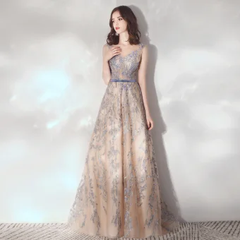 Élégant Champagne Robe De Soirée 2020 Princesse Transparentes Encolure Dégagée Sans Manches Ceinture Appliques En Dentelle Paillettes Train De Balayage Volants Dos Nu Robe De Ceremonie