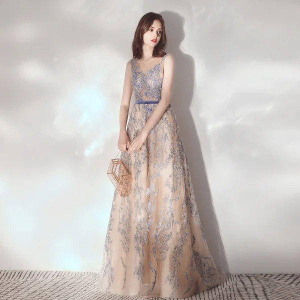 Élégant Champagne Robe De Soirée 2020 Princesse Transparentes Encolure Dégagée Sans Manches Ceinture Appliques En Dentelle Paillettes Train De Balayage Volants Dos Nu Robe De Ceremonie