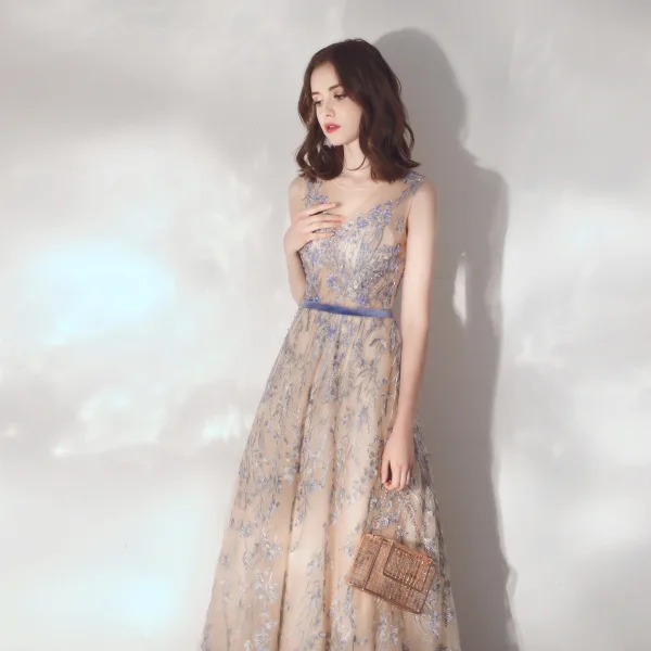 Élégant Champagne Robe De Soirée 2020 Princesse Transparentes Encolure Dégagée Sans Manches Ceinture Appliques En Dentelle Paillettes Train De Balayage Volants Dos Nu Robe De Ceremonie