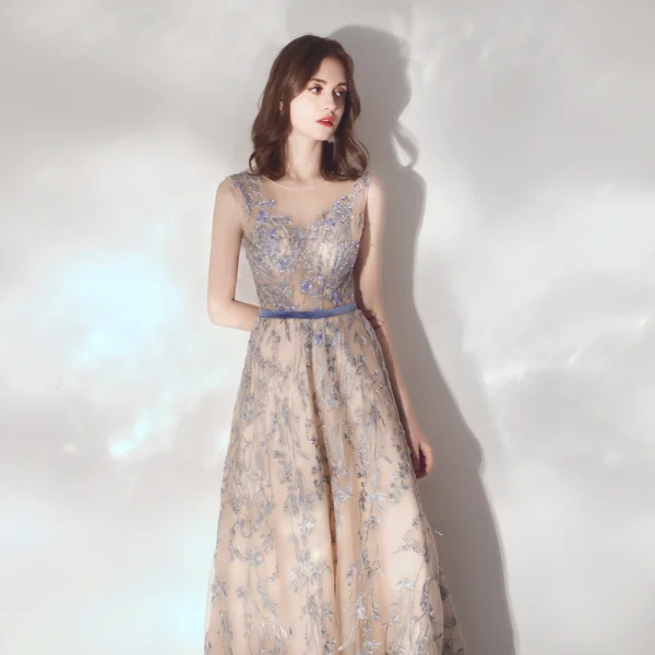 Élégant Champagne Robe De Soirée 2020 Princesse Transparentes Encolure Dégagée Sans Manches Ceinture Appliques En Dentelle Paillettes Train De Balayage Volants Dos Nu Robe De Ceremonie