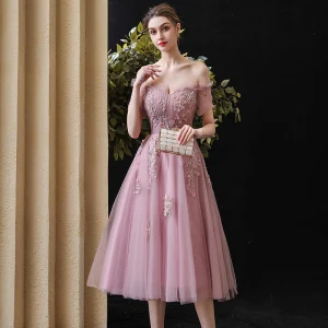 Fine Rødmende Rosa Homecoming Graduation Kjoler 2020 Prinsesse Av Skulderen Korte Ermer Appliques Blonder Beading Perle Te Lengde Buste Ryggløse