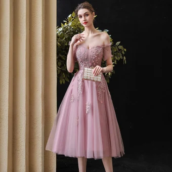 Chic Belle Rougissant Rose De Retour Robe De Graduation 2020 Princesse De L Épaule Manches Courtes Appliques En Dentelle Perlage Perle Thé Longueur Volants Dos Nu