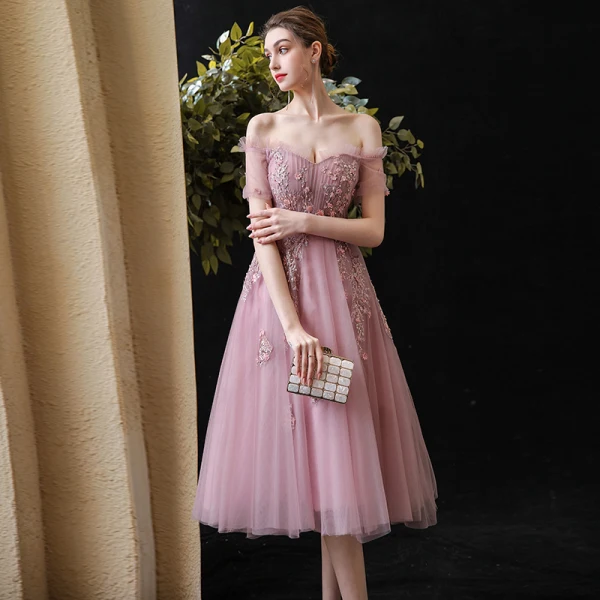 Chic / Belle Rougissant Rose de retour Robe De Graduation 2020 Princesse De l'épaule Manches Courtes Appliques En Dentelle Perlage Perle Thé Longueur Volants Dos Nu