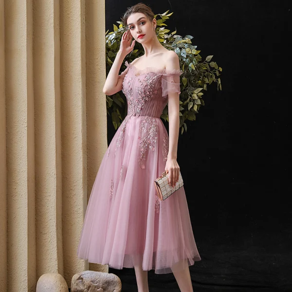 Chic / Belle Rougissant Rose de retour Robe De Graduation 2020 Princesse De l'épaule Manches Courtes Appliques En Dentelle Perlage Perle Thé Longueur Volants Dos Nu