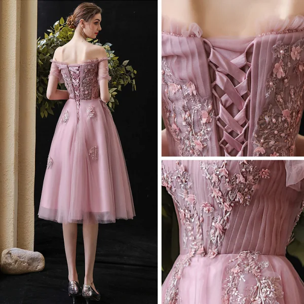 Chic / Belle Rougissant Rose de retour Robe De Graduation 2020 Princesse De l'épaule Manches Courtes Appliques En Dentelle Perlage Perle Thé Longueur Volants Dos Nu