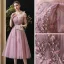 Chic / Belle Rougissant Rose de retour Robe De Graduation 2020 Princesse De l'épaule Manches Courtes Appliques En Dentelle Perlage Perle Thé Longueur Volants Dos Nu