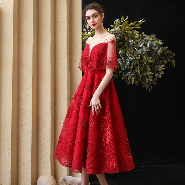 Chic / Belle Bordeaux de retour Robe De Graduation Avec Châle 2020 Princesse Transparentes Encolure Carrée Sans Manches Appliques En Dentelle Faux Diamant Thé Longueur Volants Dos Nu Robe De Ceremonie