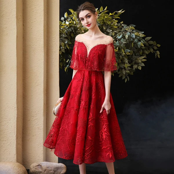 Chic / Belle Bordeaux de retour Robe De Graduation Avec Châle 2020 Princesse Transparentes Encolure Carrée Sans Manches Appliques En Dentelle Faux Diamant Thé Longueur Volants Dos Nu Robe De Ceremonie