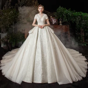 Vintage Marfil Boda Vestidos De Novia 2020 Ball Gown V Cuello Manga Corta Sin Espalda Lentejuelas Rebordear Glitter Tul Cathedral Train Ruffle