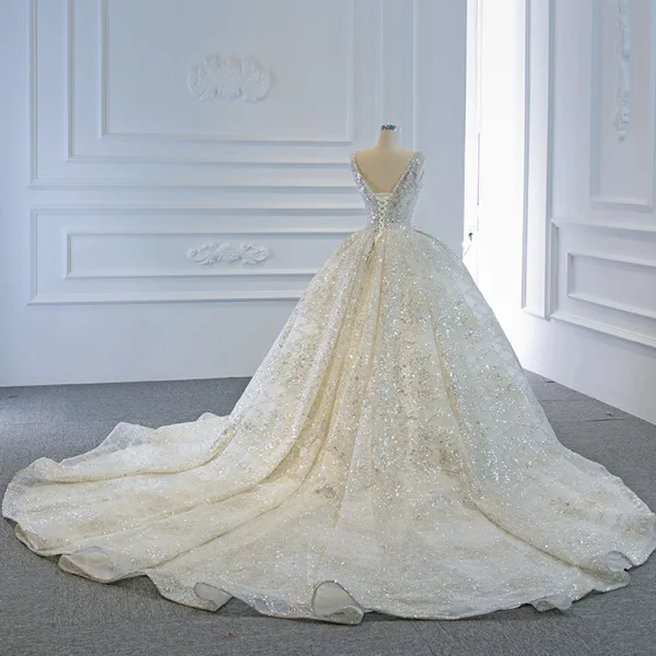 Luxe Ivoire La Mariée Robe De Mariée 2020 Robe Boule Encolure Carrée Sans Manches Dos Nu Fait main Perlage Paillettes Chapel Train Volants