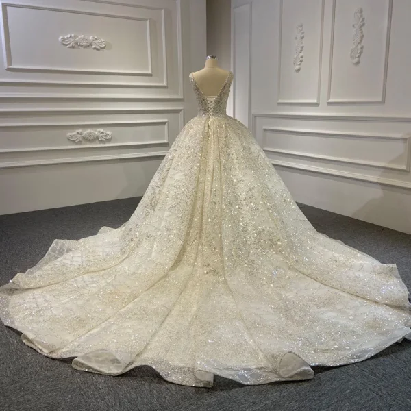 Luxe Ivoire La Mariée Robe De Mariée 2020 Robe Boule Encolure Carrée Sans Manches Dos Nu Fait main Perlage Paillettes Chapel Train Volants