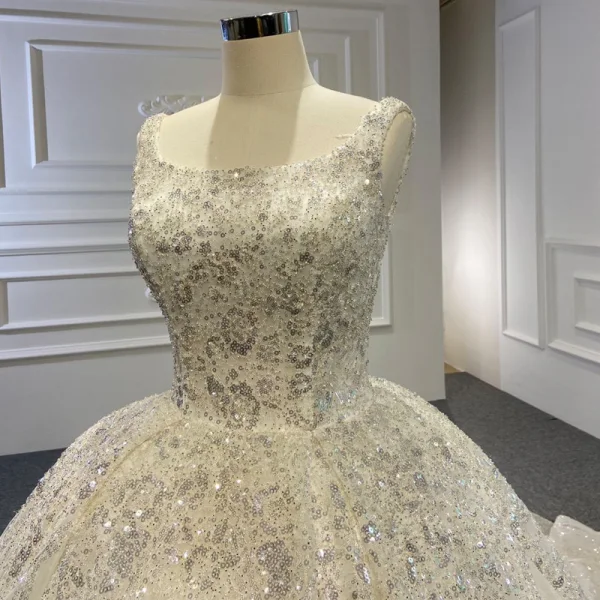 Luxe Ivoire La Mariée Robe De Mariée 2020 Robe Boule Encolure Carrée Sans Manches Dos Nu Fait main Perlage Paillettes Chapel Train Volants