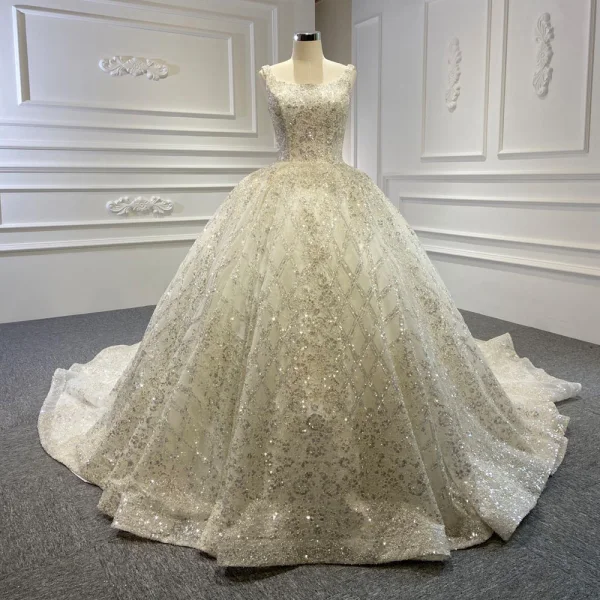 Luxe Ivoire La Mariée Robe De Mariée 2020 Robe Boule Encolure Carrée Sans Manches Dos Nu Fait main Perlage Paillettes Chapel Train Volants