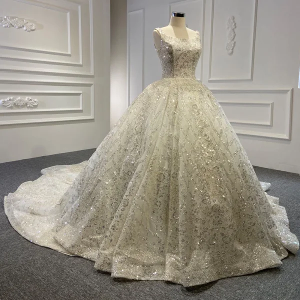 Luxe Ivoire La Mariée Robe De Mariée 2020 Robe Boule Encolure Carrée Sans Manches Dos Nu Fait main Perlage Paillettes Chapel Train Volants