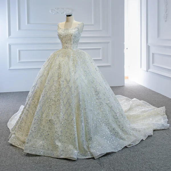 Luxe Ivoire La Mariée Robe De Mariée 2020 Robe Boule Encolure Carrée Sans Manches Dos Nu Fait main Perlage Paillettes Chapel Train Volants