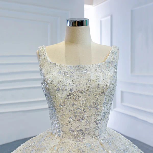 Luxe Ivoire La Mariée Robe De Mariée 2020 Robe Boule Encolure Carrée Sans Manches Dos Nu Fait main Perlage Paillettes Chapel Train Volants