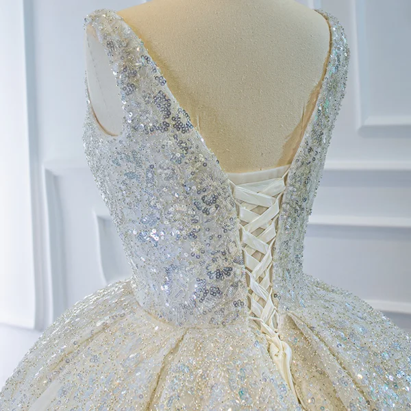 Luxe Ivoire La Mariée Robe De Mariée 2020 Robe Boule Encolure Carrée Sans Manches Dos Nu Fait main Perlage Paillettes Chapel Train Volants