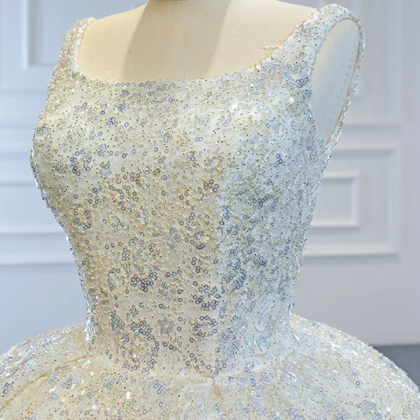 Luxe Ivoire La Mariée Robe De Mariée 2020 Robe Boule Encolure Carrée Sans Manches Dos Nu Fait main Perlage Paillettes Chapel Train Volants