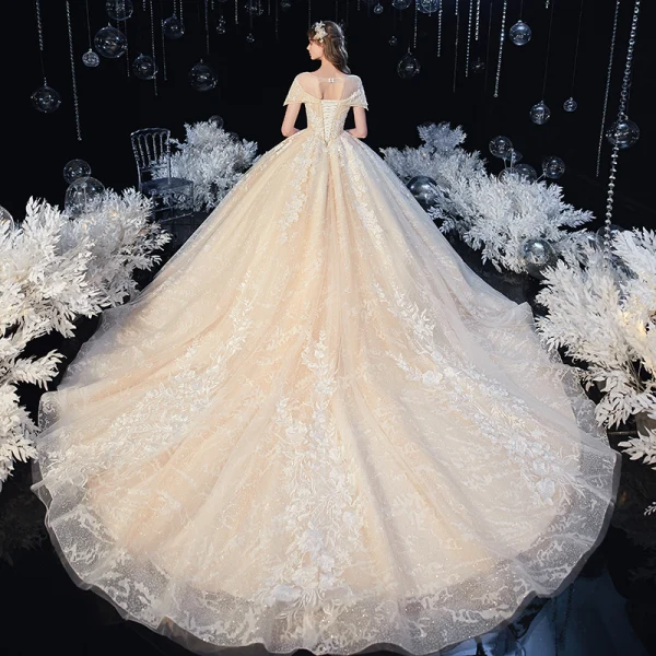 Schöne Champagner Hochzeits Brautkleider / Hochzeitskleider 2020 Ballkleid Durchsichtige Rundhalsausschnitt Kurze Ärmel Rückenfreies Applikationen Spitze Perlenstickerei Glanz Tülle Kathedrale Schleppe Rüschen