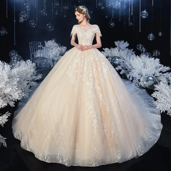 Schöne Champagner Hochzeits Brautkleider / Hochzeitskleider 2020 Ballkleid Durchsichtige Rundhalsausschnitt Kurze Ärmel Rückenfreies Applikationen Spitze Perlenstickerei Glanz Tülle Kathedrale Schleppe Rüschen